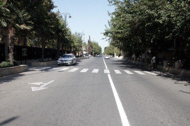 Şəhərin küçələrindəki yollarda xətlər və zolaqlar yenidən rənglənir.