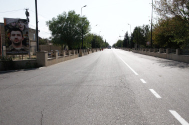 Şəhərin küçələrindəki yollarda xətlər və zolaqlar yenidən rənglənir.