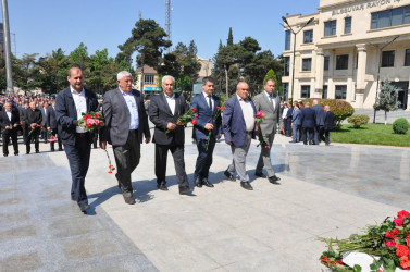 Biləsuvarda Ulu Öndər Heydər Əliyevin anadan olmasının 102-ci ildönümü qeyd olunub.