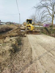 Dəvrişli kəndində yollar qum çınqılla üzlənir.