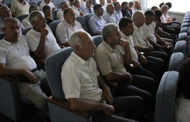 "İstintaq davam edir" bədii filmi nümayiş olunub.