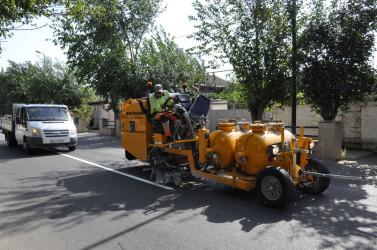 Şəhərin küçələrindəki yollarda xətlər və zolaqlar yenidən rənglənir.