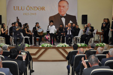 Biləsuvarda Ulu Öndər Heydər Əliyevin anadan olmasının 101-ci ildönümü münasibətilə konsert proqramı təqdim edilib.