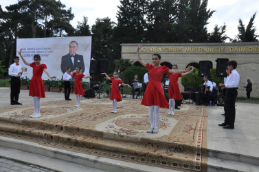Biləsuvar rayonunda Ulu Öndər Heydər Əliyevin anadan olmasının 103-cü ildönümünə həsr olunmuş  konsert proqramı təşkil olunub.