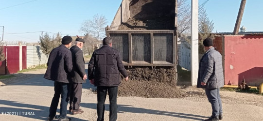 Dəvrişli kəndində yollar qum çınqılla üzlənir.