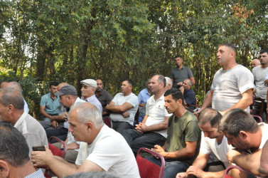 Biləsuvar Rayon İcra Hakimiyyətinin başçısı Faiq Qürbətov avqust ayının 21-də Təzəkənd kəndində sakinləri ilə səyyar qəbul keçirib.