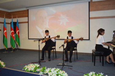 Ulu öndər Heydər Əliyevin anadan olmasının 101 illiyinə həsr olunan konsert proqramı təqdim edilib.