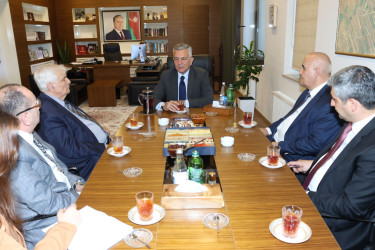 Biləsuvar rayon İcra Hakimiyyətinin başçısı Faiq Qürbətov Azərbaycan Dillər Universitetinin rektoru, akademik Kamal Abdulla ilə görüşüb.