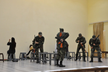 Biləsuvarda “Haqqın 44 günü” adlı teatr tamaşası nümayiş olunub.