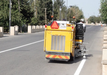 Şəhərin küçələrindəki yollarda xətlər və zolaqlar yenidən rənglənir.