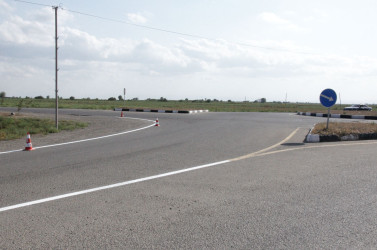 Şəhərin küçələrindəki yollarda xətlər və zolaqlar yenidən rənglənir.