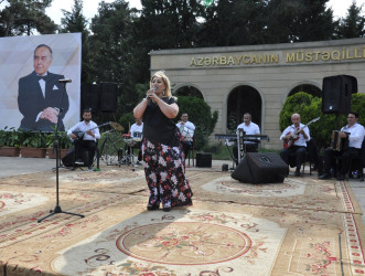 Biləsuvar rayonunda Ulu Öndər Heydər Əliyevin anadan olmasının 103-cü ildönümünə həsr olunmuş  konsert proqramı təşkil olunub.