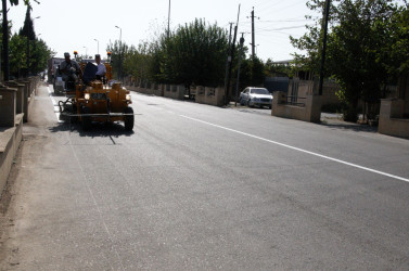 Şəhərin küçələrindəki yollarda xətlər və zolaqlar yenidən rənglənir.