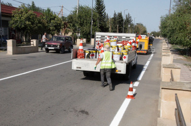 Şəhərin küçələrindəki yollarda xətlər və zolaqlar yenidən rənglənir.