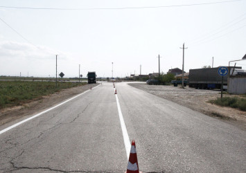 Şəhərin küçələrindəki yollarda xətlər və zolaqlar yenidən rənglənir.