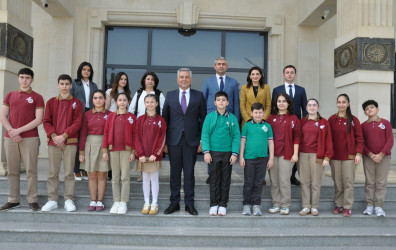 İcra başçısı Biləsuvar Təhsil Kompleksinin bir qrup müəllim və şagird heyəti ilə görüşüb.