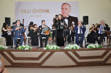 Biləsuvarda Ulu Öndər Heydər Əliyevin anadan olmasının 101-ci ildönümü münasibətilə konsert proqramı təqdim edilib.