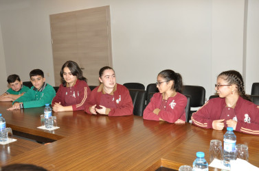 İcra başçısı Biləsuvar Təhsil Kompleksinin bir qrup müəllim və şagird heyəti ilə görüşüb.