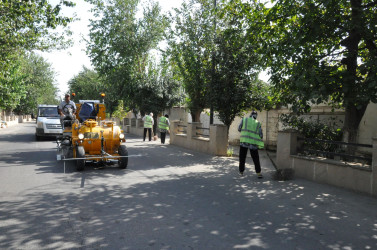 Şəhərin küçələrindəki yollarda xətlər və zolaqlar yenidən rənglənir.