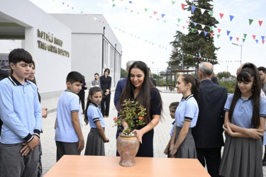 Heydər Əliyev Fondunun vitse-prezidenti Leyla Əliyeva Biləsuvar rayonunda yeni inşa edilən məktəbdə olub.