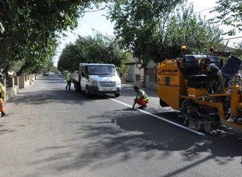 Şəhərin küçələrindəki yollarda xətlər və zolaqlar yenidən rənglənir.
