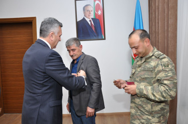 Şəhid Rəşid Zeynalovun orden və medalları ailəsinə təqdim edildi.