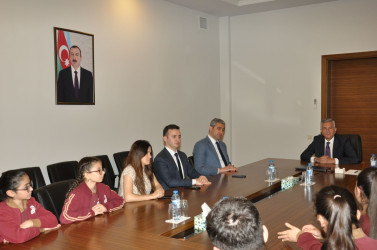İcra başçısı Biləsuvar Təhsil Kompleksinin bir qrup müəllim və şagird heyəti ilə görüşüb.