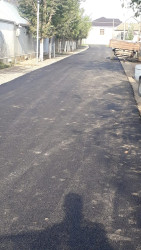 Biləsuvar şəhərinin küçələrinə asfalt-beton örtüyünün döşənməsi işləri davam etdirilir.